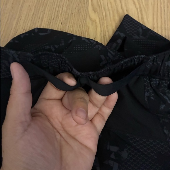 Lululemon Men Black Surge 6" Linerless Barrys Shorts M - Picture 6 of 13